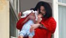 Schon zuvor hatte er mit Kindern für Aufsehen gesorgt:Auf seinen Sohn Prince Michael II. war Jackson so stolz, dass er ihn unbedingt seinen Fans zeigen wollte. Er hielt das Baby über die Balkonbrüstung seines Hotelzimmers im Berliner Nobelhotel Adlon. Foto: dpa