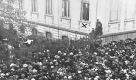 Menschenmassen strömen am 9. November 1918 durch die Straßen, als Scheidemann die Deutsche Republik ausruft. Foto: wikipedia/Bundesarchiv