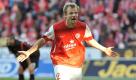 Beim Spiel zwischen Mainz 05 und FC Augsburg verstand Mainz' Verteidiger Bo Svensson die Welt nicht mehr. Ein klares Tor für die 05er wurde wegen angeblicher passiver Abseitsstellung nicht gegeben. Eine Fehlentscheidung. Foto: dapd
