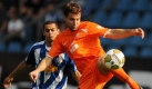 Torreiches Spiel mit Mainzer Sieg: Bochums Torschütze Mimoun Azaouagh hat gegen den Mainzer Torschützen Andreas Ivanschitz das Nachsehen. Foto: dpa