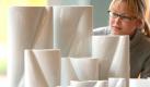 Die Porzellanserie 'Diagonale', entworfen von der Designerin Johanna Hitzler für die Weimar-Porzellan GmbH in Blankenhain, betrachtet eine junge Frau am Mittwoch (11.05.2005) in Weimar. Mit 104 Produkten bewerben sich Firmen in diesem Jahr um den mit insgesamt 32 500 Euro dotierten Thüringer Designpreis. Die Sieger des Wettbewerbs um pfiffiges Produktdesign sollen am 8. Juli von Wirtschaftsminister Jürgen Reinholz (CDU) ausgezeichnet werden. Vergeben wird der Preis in vier Kategorien. Der Thüringer Designpreis soll vor allem kleinen und mittelständische Firmen einenAnreiz geben, gutes Produktdesign als Wettbewerbsvorteil zu nutzen. Die Jury bewertet bei den eingereichten Produkten aber auch Gebrauchswert und technische Details. Foto: Martin Schutt/lth (zu lth 4435 vom 11.05.2005) +++(c) ZB-FUNKREGIO OST - Honorarfrei nur fuer Bezieher des ZB-Regiodienstes+++ Foto: ZB-Regiodienst