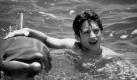 Sandy (Elijah Wood) und Flipper baden im Meer: In den 1960er Jahren war der menschenfreundliche Delfin mit dem chronischen Helfersyndrom als amerkanische Filmserie ein Welterfolg, und auch im Kino fand der gelehrige Delfin seine Fans. Foto: dpa
