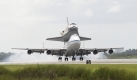 Das Space Shuttle Discovery landet auf dem Heimflug nach Cape Canaveral. Eine umgebaute Boeing 747 brachte es sicher nach Hause. Foto: ap