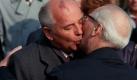 Mit einem sozialistischen Bruderkuss begrüßt der DDR-Staatsratsvorsitzende Erich Honecker (rechts) am 7. Oktober 1989, dem 40. Jahrestag der DDR, den sowjetischen Staats- und Parteichef Michail Gorbatschow auf dem Ostberliner Flughafen. Es wird die letzte Festveranstaltung der Deutschen Demokratischen Republik sein.
 Foto: dpa