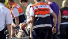 Eine Frau wird am Samstag (24.07.2010) in Duisburg bei der Loveparade von Retuungskräften abtransportiert. Bei der Loveparade in Duisburg sind nach Angaben der Polizei mindestens zehn Menschen ums Leben gekommen. Zehn bewusstlose Verletzte versuchen Rettungskräfte derzeit zu reanimieren. Vor dem Loveparade-Gelände am ehemaligen Güterbahnhof sei es in einem Tunnel zu einer Massenpanik unter den Besuchern gekommen. Foto: Rene Tillmann dpa/lnw  +++(c) dpa - Bildfunk+++ Foto: dpa