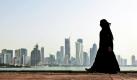 Eine verschleierte Frau mit Turnschuhen läuft vor der Skyline Dohas, Katar, entlang. Katar ist ein auf einer Halbinsel gelegenes Königreich am Persisch-Arabischen Golf.  Foto: ap