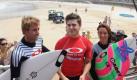 Der Mann in der Mitte ist Schauspieler Zac Efron (High School Musical). Gemeinsam mit den Profisurfern Tom Whitaker (links) and Layne Beachley (rechts) posiert er am berühmten Bondi Beach von Sydney für die Fotografen. Foto: dpa