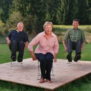 Fit auch ohne Sport - Krankengymnastin Mia Schmidt trainiert mit einfachen Übungen die Beweglichkeit im Alter.
