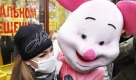 Ein Teilnehmer eines Flashmobs umarmt eine Passantin in Kiew, die wegen der Schweinegrippe eine Schutzmaske trägt. Der Flashmob will etwas gegen die depressive Stimmung im Land tun, die durch die Schweinegrippe entstanden ist. In der Ukraine sind mittlerweile 109 Menschen an dem Virus gestorben. Foto: dpa
