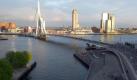 Die Bauweise des späten 20. Jahrhunderts: Die Erasmusbrücke in Rotterdam ist ein Anziehungspunkt für Architekturfans. (Bild: Burmeister/dpa/tmn) Foto: dpa
