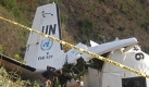 Ein Soldat der Friedensmission in Haiti untersucht das Wrack des UN-Flugzeugs, das nahe der Grenze zur Dominikanischen Republik abgestürzt war. Foto: ap