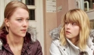 Tills Freundin Steffi (Karoline Schuch, r.) und Nadine (Henrike von Kuick) diskutieren über ihre Zukunft. Und die würde Steffi am liebsten woanders verbringen. In Berlin zum Beispiel. Foto: X-Verleih