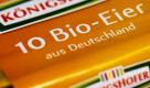 In einem Bio-Laden in Dresden stehen die letzten Packungen Bio-Eier in einem ansonsten leeren Regal. So oder ähnlich sieht es auch im Rest des Landes aus, denn infolge des Dioxin-Skandals ist der Absatz von Bio-Eiern enorm gestiegen. Nun drohen sogar Engpässe. Ja die Hühner legen nun einmal nicht schneller, so eine Verkäuferin. Foto: dpa