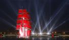 Mit einer Lasershow auf dem Neva Fluss ehrt St. Petersburg seine Graduierenden. In ganz Russland finden in dieser Woche Abschlussfeiern für Schulkinder und Absolventen der Militärakademies statt. Foto: ap