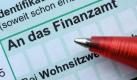 Dem kleinen Arbeitnehmer zieht der Fiskus dagegen jeden gesparten Cent aus der Tasche. Foto: dpa