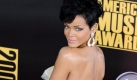 Zwei Prellungen auf der Stirn, aufgeplatzte Lippen, blutende Nase und Bisswunden an Armen und Fingern - der schne Popstar Rihanna wurde bel zugerichtet. Foto: dpa