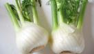 Fenchel ist ein Kraftprotz was B-Vitamine angeht. Vor allem Pantothensäure (Vitamin B5) ist enthalten. Sie fördert die Bildung neuer Schleimhautzellen und macht Mund, Rachen und Atemwege stark gegen Infektionen. Tipp: hat einen starken Eigengeschmack und braucht daher kaum Gewürze. Zitronensaft oder auch Muskatnuss reichen. Foto: Wikipedia/ Arnaud 25 / Creative Commons License