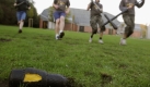 Ziel des Spiel ist es den Jugg, einen Hundeschädel aus Schaumstoff ins gegenerische Feld zu spielen. Seit Jugger offiziell als Sportart anerkannt ist, wurde der Hundeschädel aber durch einen gurkenförmigen Schaumstoffball ersetzt. Das passt besser ins Bild eines Sportes als Schädel, so die Begründung. Foto: ddp
