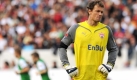 Zurecht wütend: Jens Lehmann ärgert sich über weitere Gegentore. Im Hintergrund machen sich die Bremer davon - ebenfalls zurecht. Mit dem kleinen Marko Marin hatte sich Lehmann zuvor bereits angelegt. Foto: dpa