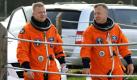 Der Pilot Eric Boe (links) und der Kommander Steve Lindsey sind auf dem Weg zu ihrem Shuttle-Training im Kennedy Space Center in Cape Canaveral, Florida. Wenn alles nach Plan läuft, soll die Raumfähre Discovery am Donnerstag zu einer elftägigen Mission ins All starten. Foto: dapd