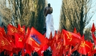 Unterstützer der kommunistischen Partei in der Ukraine treffen sich am Denkmal Lenins in Kiev. Die Statue wurde im Sommer von ukrainischen Nationalisten beschädigt, die die Entfernung aller sowjetischen Denkmäler fordern.
 Foto: ap