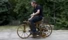 Es ist ein skurriles Motorrad mit Stützrädern, das Gottlieb Daimler am 29. August 1885 zum Patent anmeldet. Der hölzerne Reitwagen kann nicht einmal einem Pferd das Wasser reichen, es hat nämlich nur ein halbes PS. Foto: pi