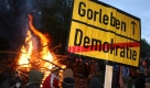 Eine Straßenbarrikade brennt am 10.11.2006 vor dem Zwischenlager in Gorleben nach einer Demonstration gegen den Castortransport. Der Salzstock in Gorleben soll nach einem Bericht der «Frankfurter Rundschau» (Donnerstag, 28.05.2009) laut einer internen Einschätzung des Bundesamtes für Strahlenschutz teilweise illegal zum Atom-Endlager ausgebaut worden sein. Foto: Maurizio Gambarini dpa/lni (zu dpa 4064) +++(c) dpa - Bildfunk+++ Foto: dpa