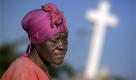 Hoffnung im Glauben: Nach dem katastrophalen Erdbeben in Haiti betet eine Frau vor einer Kathedrale in der Haupstadt Port-au-Prince. Foto: ap