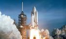 The April 12 launch at Pad 39A of STS-1, just seconds past 7 a.m., carries astronauts John Young and Robert Crippen into an Earth orbital mission scheduled to last for 54 hours, ending with unpowered landing at Edwards Air Force Base in California.
 Foto: wikipedia, Telemaque MySon