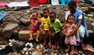 Scharfer Kontrast zu den kitschigen Bollywood-Streifen: Ein indische Frau sitzt mit ihren Enkeln vor ihrem Haus in einem Slum, genannt Shanty Town, in Mumbai. Foto: ap