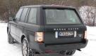 Geht es bei Eis und Schnee den Berg hinauf, zeigt der Range Rover, wie es richtig geht. Das entsprechende Fahrprogramm gewählt, und schon ist der tonnenschwere Koloss durch Allradantrieb, profilstarke Reifen und aktive Sperren nicht aufzuhalten. Wird es jedoch eisig und die Kurven enger, setzen ihm sein hoher Schwerpunkt und das mächtige Gewicht zu. Foto: press-inform