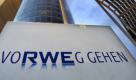 ... verlängerten Laufzeiten müssen die Konzerne wie RWE eine neue Brennelementesteuer zahlen, die dem Bund von 2011 bis 2016 fast 14 Milliarden Euro für die Haushaltssanierung bringen soll. Für den Ausbau der Öko-Energie sollen sie zusätzlich eine Sonderabgabe von insgesamt 1,4 Milliarden in einen neuen Ökostrom-Fonds zahlen. Von 2017 an, wenn Steuer und Abgabe abgelaufen sind, sollen die Konzerne langfristig bis zu 15 Milliarden Euro aus ihren Laufzeiten-Gewinnen für den Fonds abgeben. Doch ... Foto: dpa