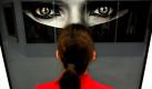 Eine Frau betrachtet in Köln das Gemälde Burka von Robert Longo auf dem Stand der Galerie Hans Mayer aus Düsseldorf. Die ArtCologne gilt als älteste Kunstmesse, sie entstand bereits 1967. Nach einer schweren Krise vor einigen Jahren hat sie mittlerweile wieder Boden gut gemacht und abgewanderte Aussteller zurückgewonnen. Von Mittwoch bis Sonntag wird auf der Ausstellung Kunst der Klassischen Moderne präsentiert. Foto: dpa