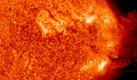 Das Bild der Nasa zeigt eine mittelgroße Sonneneruption, die sich am Dienstag ereignet hatte. Dabei schoss eine riesige Partikelwolke plötzlich in die Höhe und fiel dann wieder hinunter. Der Ausstoß könnte heute Abend Auswirkungen auf das magnetische Feld der Erde haben. In höheren Breitengraden können dann wahrscheinlich Polarlichter beobachtet werden.  Foto: dapd