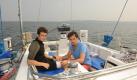 Auf der Yacht seines Freundes Daniel (Aleksandar Radenkovic, rechts) verdient sich Tom (Eugen Bauder) die Überfahrt nach New York. Foto: ZDF/Dirk Bartling