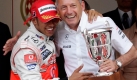 Ein Bild aus vergangenen Tagen: Lewis Hamilton (l). und der scheidende Teamchef Ron Dennis. Foto: dpa