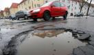 Klaffende Löcher in der Straße: Viele neue Straßenschäden werden erst mit einsetzendem Tauwetter sichtbar. (Bild: dpa/tmn) Foto: dpa