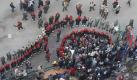 Die ägyptische Militärpolizei kesselt Demonstranten auf dem Tahrir-Platz ein. Am dritten Tag nach Mubaraks Rücktritt harrten nur noch wenige Menschen an dem Ort der vorausgegangenen Massenproteste aus. Foto: ap