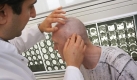 Mediziner setzen dagegen große Hoffnungen auf die Stammzellforschung. Am International Neuroscience Institut in Hannover erforschen Neurochirurgen eine neue Therapie mit Stammzellen für Schlaganfall-Patienten. Die genetisch veränderten Zellen werden in einer Art Teebeutel in das geschädigte Gehirn transplantiert und sollen dort entzündungshemmend wirken. Walter Bast wird 2008 als erster Schlaganfall-Patient mit einer Hirnblutung erfolgreich operiert. Foto: dpa