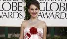 TOP/ FLOP: Umstandsmode ist bekanntlich nicht immer schön. Aber für die Golden Globes hätte die schwangere Golden-Globe-Gewinnerin Natalie Portman sicherlich ein besseres Kleid finden können. Das Satin-Kleid an sich ist ja noch ganz nett, aber diese rote Rose wirkte wie ein Fremdkörper auf Portmans Brust - wie ein Aufnäher, der einen Fleck auf dem Kleid vertuschen sollte. Ihr hübsches Gesicht machte den Fashion-Faux-Pas allerdings wieder wett. Foto: ap