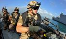 Deutsche Marine-Soldaten eines Sicherungsteams der Fregatte 'Karlsruhe' demonstrieren am 23.12.2008 in Dschibuti einen Einsatz auf einem Schnellboot. Im Rahmen der EU-Mission «Atalanta» haben Bundeswehrsoldaten am ersten Weihnachtstag einen Piratenangriff auf einen ägyptischen Frachter vor der Küste des Jemens vereitelt. Die Fregatten «Karlsruhe» und «Mecklenburg-Vorpommern» hätten gegen 08.45 Uhr MEZ einen Notruf der «Wabi al Arab» erhalten, berichtete das Einsatzführungskommando in Potsdam am Donnerstag. Bordhubschrauber der beiden deutschen Schiffe hätten die Piraten dann in die Flucht getrieben. Foto: Gero Breloer dpa +++(c) dpa - Bildfunk+++  Foto: dpa
