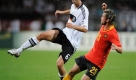 German soccer player Simon Rolfes, left, and Belguim player Steven Defour, right, challenge for the ball during the friendly soccer match between Germany and Belgium in Nuremberg, southern Germany, on Wednesday, Aug. 20, 2008. (AP Photo/Christof Stache) *** Eds note: German spelling of Nuremberg is Nuernberg *** Foto: news.de