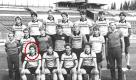 Der Flügelstürmer Frank Lippmann nutzt das legendäre 3:7 von Dynamo Dresden beim KFC Uerdingen 1986 zur Flucht. Die Strafe der Herrschenden traf seine Kollegen. Trainer Klaus Sammer, Vater des DFB-Sportdirektors Matthias Sammer, wurde am Saisonende entlassen. Lippmann (sitzend, l.) spielte in der Bundesliga für den 1. FC Nürnberg. Foto: wikipedia/ Bundesarchiv