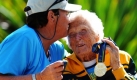 Ruth Frith (rechts) ist 100 Jahre alt und noch immer fit. Hier posiert sie mit ihrer 70-jähringen Tocher Helen, nachdem sie bei den World Master Games zwei Goldmedaillien im Hammerwerfen in ihrer Altersgruppe gewonnen hat. Foto: dpa