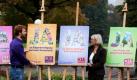 Stadtrat Hannes Rockenbauch und die BUND-Landesvorsitzende Brigitte Dahlbender präsentieren in Stuttgart die Plakate des Bündnisses «Ja zum Ausstieg». Gegner des Bahnprojekts Stuttgart 21 werben damit für ihre Haltung bei der Volksabstimmung am 27. November über das Finanzierungsgesetz zum Bahn-Großprojekt Stuttgart 21. Foto: dapd