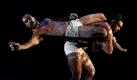 Die Tänzer Waangenga Blanco (links) und Leonard Mickelo vom Bangarra Tanztheater üben für das Stück Aus Erde und Himmel. Das Aborigines-Tanztheater wird ab 23. Juli im Opernhaus im australischen Sydney zu sehen sein.  Foto: ap