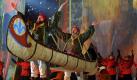 Abschlussfeier mit viel Fantasie und Glanz: Zwei Darsteller treten in einem Kanu auf. Foto: dpa