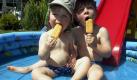Mhm - leckeres Eis. Der Schleckspaß verschönt zwar den heißen Sommertag. Aber bloß nicht übertreiben. Denn die eiskalte Leckerei muss im Körper erst aufgeheizt werden. Foto: ddp