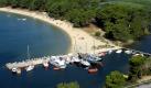 Koukounaries ist der bekannteste Strand auf der nördlichen Insel Skiathos und deshalb auch der belebteste. Er ist bekannt für seinen weißen Sand und seinen duftenden Kiefernwald, der der Region ihren Namen gab. Der Strand wird als der unberührteste Naturstrand des Mittelmeers betrachtet und steht unter Naturschutz. Foto: Griechische Zentrale für Fremdenverkehr/dapd