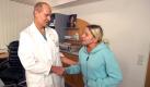 Dr. Sigurd Clemens von der Mang Medical One Klinik wird Danielas Bauch straffen und ihrer Brust eine weibliche Form geben. Foto: RTL2 / Constantin Entertainment